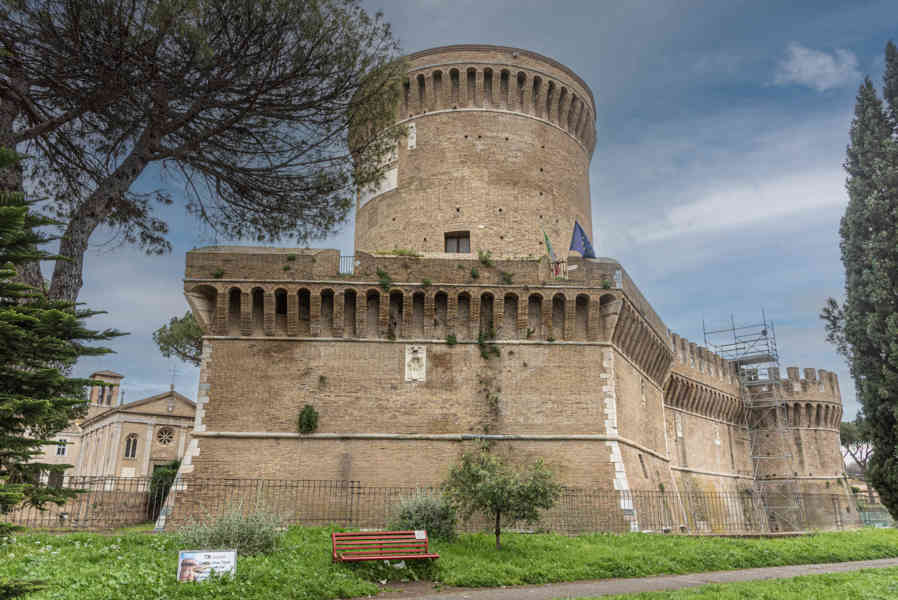 Italia - Ostia 11 - castillo de Giulio II.jpg